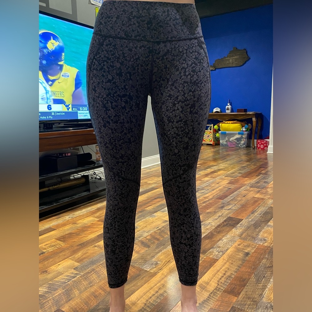 Sweaty Betty power cropped leggings. Fun black and gray dot pattern. Size small
